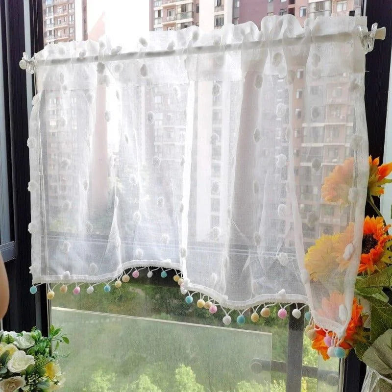 Voilage de fenêtre décoratif avec pompons colorés, idéal pour ajouter une touche de douceur et de fantaisie à votre intérieur. Parfait pour laisser pénétrer la lumière tout en préservant l'intimité. Ce rideau apporte une ambiance chaleureuse et printanière à votre salon ou votre cuisine. Facile à installer et à entretenir, il rehausse la décoration de votre espace de vie grâce à ses motifs délicats et ses couleurs vives. Transformez votre pièce avec