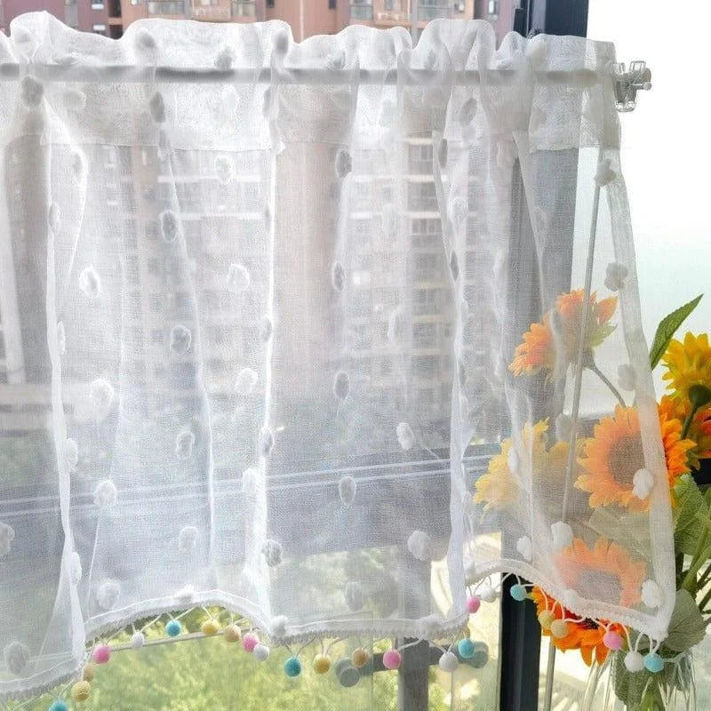 Voilage décoratif blanc pour fenêtre, avec motifs en relief et ornementation en pompons multicolores. Idéal pour habiller les petits espaces tout en laissant entrer la lumière naturelle, ce rideau élégant ajoute une touche de charme à la décoration de votre intérieur. Parfait pour le salon, la cuisine ou la chambre, il crée une ambiance chaleureuse et accueillante.