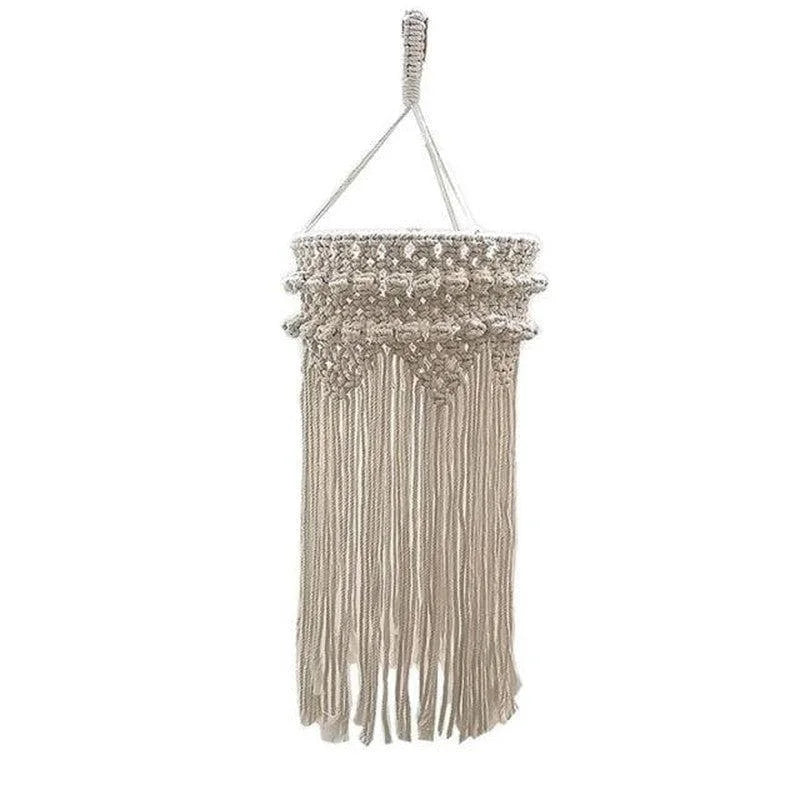 Suspension bohème chic en macramé décoratif pour intérieur moderne, design artisanal raffiné avec franges élégantes, idéal pour salon ou chambre à coucher. Ajoutez une touche tendance et chaleureuse à votre décoration. Parfait pour créer une ambiance conviviale et accueillante. Accessoire déco en vogue pour maison contemporaine.