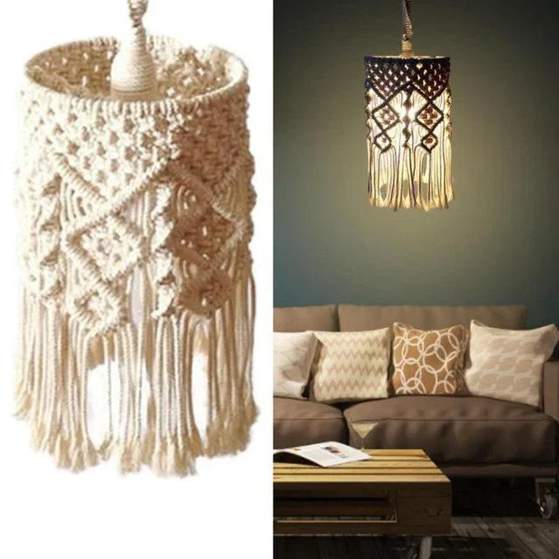 Suspension artisanale avec motifs bohèmes, idéale pour décorer un salon moderne. Cette lampe suspendue ajoutera une touche chaleureuse et accueillante à votre intérieur, créant une ambiance cosy grâce à son éclairage tamisé. Parfaite pour les amateurs de décoration d'intérieur tendance et originale.