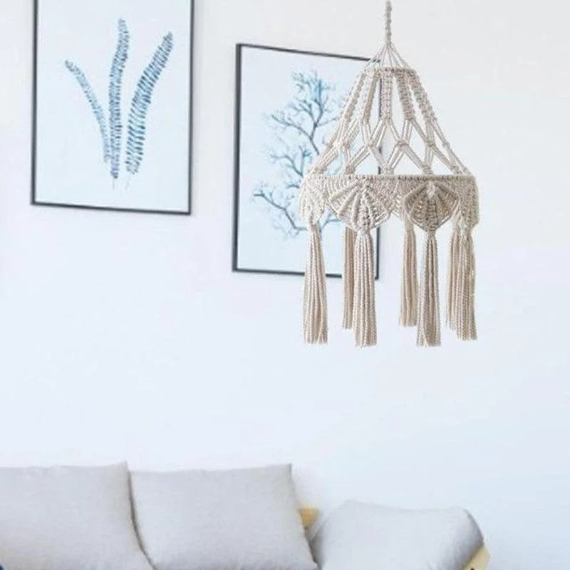 Suspension bohème chic avec franges, idéale pour un salon moderne. Complémente la décoration intérieure avec des touches artistiques. Parfaite pour créer une ambiance chaleureuse et accueillante. Design élégant s'harmonisant avec différents styles de mobilier.