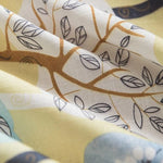 Tissu imprimé avec motif branches et feuilles. Design élégant et moderne pour décoration intérieure, parfait pour rideaux ou revêtements de meubles. Ideal pour ajouter une touche naturelle et artistique à votre espace.