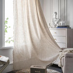 Rideau beige élégant pour salon moderne, ajoutant une touche de sophistication à la décoration intérieure. Parfait pour filtrer la lumière tout en préservant la confidentialité. Idéal pour un style minimaliste et accueillant.