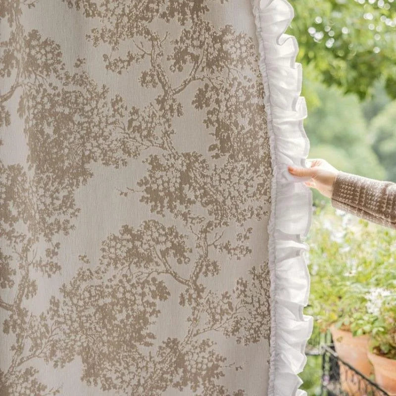 Rideau élégant avec un motif d'arbre délicat et bordure à volants, idéal pour ajouter une touche de charme naturel à votre décoration intérieure. Parfait pour les salons ou chambres, ce rideau offre à la fois style et intimité, tout en permettant une douce lumière naturelle.
