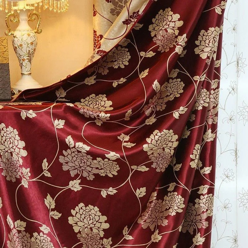 Rideaux élégants rouges avec motifs floraux dorés pour une décoration intérieure raffinée. Transformez votre salon ou chambre avec ces tentures luxueuses, idéales pour ajouter une touche de sophistication à votre espace. Design chic et intemporel.