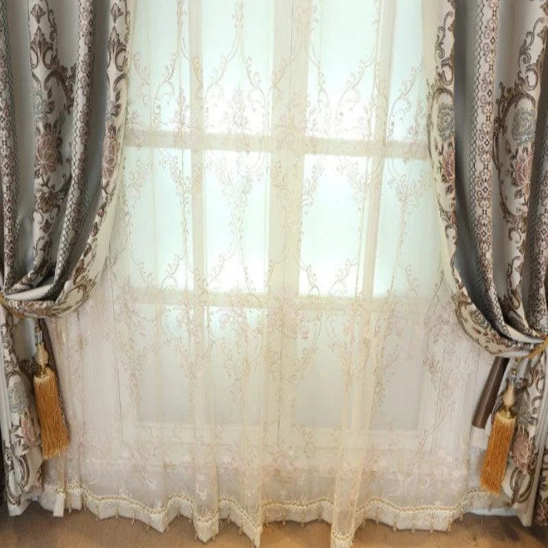 Rideau élégant avec motifs floraux sophistiqués, idéal pour ajouter une touche de raffinement à votre intérieur. Ces rideaux apportent un charme classique à n'importe quelle pièce, laissant passer la lumière tout en préservant l'intimité. Accessoire parfait pour un salon ou une chambre, ce rideau embellit vos fenêtres avec style et élégance.