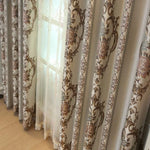 Rideaux élégants avec motifs floraux et arabesques, parfaits pour ajouter une touche de raffinement et de chaleur à votre intérieur. Ces rideaux au design sophistiqué créent une ambiance accueillante et distinguée dans votre salon ou chambre. Idéal pour une décoration classique ou contemporaine.