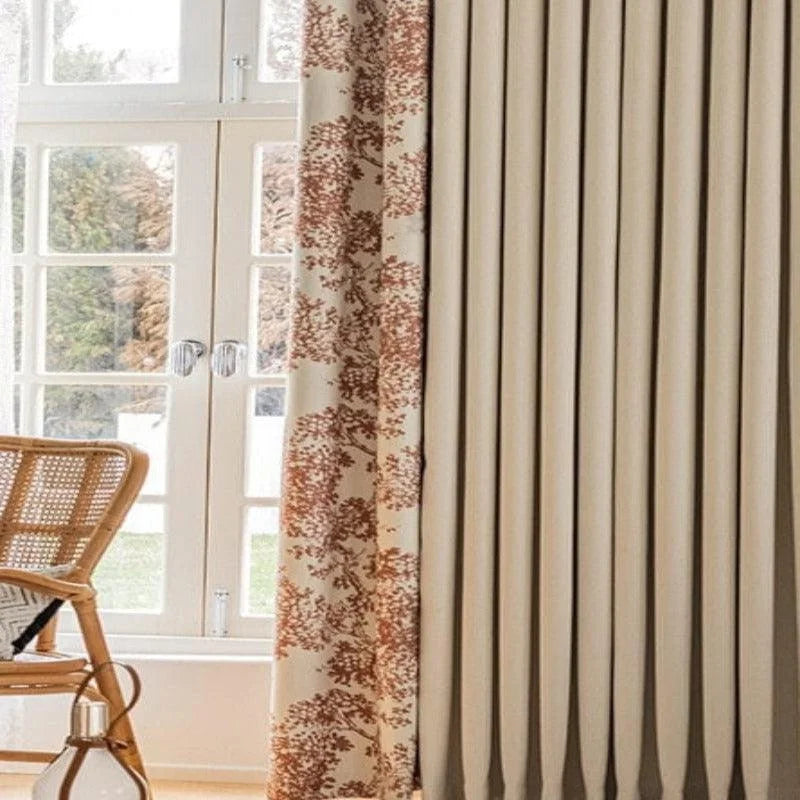 Rideaux élégants pour salon au design floral rouge et beige, parfaits pour une ambiance chaleureuse. Idéal pour une décoration de fenêtre sophistiquée, ces rideaux ajoutent une touche de charme rustique à votre intérieur, tout en offrant un contrôle optimal de la luminosité. Accessoire déco essentiel pour un espace accueillant et stylé.