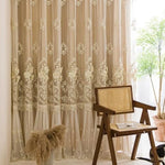 Rideau élégant avec motifs floraux pour décoration intérieure, accompagné d'une chaise en bois de style moderne et d'éléments naturels tels qu'une plante en pot et des pampas. Idéal pour créer une ambiance chaleureuse et sophistiquée dans votre salon.