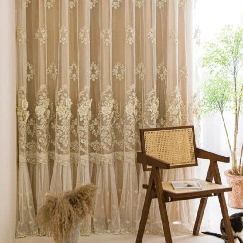 Rideau élégant avec motifs floraux pour décoration intérieure, accompagné d'une chaise en bois de style moderne et d'éléments naturels tels qu'une plante en pot et des pampas. Idéal pour créer une ambiance chaleureuse et sophistiquée dans votre salon.