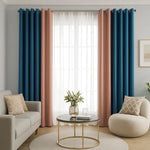 Rideaux bicolores bleu foncé et rose pâle dans un salon moderne lumineux avec canapé beige, table basse ronde dorée, et fauteuil crème.