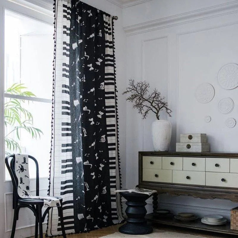 Rideau décoratif noir et blanc au design original, idéal pour ajouter une touche artistique à votre intérieur. Ce rideau est parfait pour personnaliser un salon ou une chambre, avec un motif moderne qui complète le mobilier élégant et les accessoires de décoration contemporains. Améliorez votre déco avec ce rideau tendance et stylé.