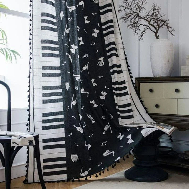 Rideau élégant noir et blanc avec motifs musicaux, idéal pour ajouter une touche artistique et moderne à votre intérieur. Accessoire déco incontournable pour les amateurs de musique et de design contemporain. Convient parfaitement pour le salon, la chambre ou le bureau.