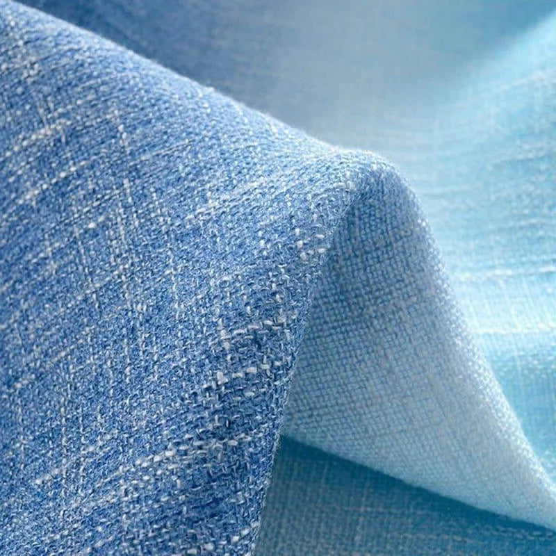 Tissu bleu texturé pour décoration intérieure, idéal pour rideaux et ameublement, apportant une touche de fraîcheur et d'élégance à votre espace de vie. Design moderne et nuances de bleu pour un style authentique et raffiné.