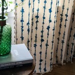 Rideau élégant avec motif à rayures bleues, ajoutant une touche artistique à votre décoration intérieure. Parfait pour créer une ambiance chaleureuse et moderne dans votre salon ou chambre. Accessoire déco essentiel pour personnaliser votre espace de vie avec style.