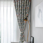 Rideaux élégants avec motif floral coloré pour salon moderne, idéal pour ajouter une touche de fraîcheur et de style à votre décoration intérieure. Ces rideaux offrent une ambiance accueillante et raffinée, parfaits pour harmoniser avec des meubles contemporains et des éléments décoratifs uniques. Transformez votre espace de vie avec ces tentures attrayantes qui laissent passer la lumière tout en préservant l'intimité.