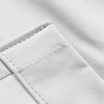 Gros plan sur une finition soignée d'une couture blanche, mettant en avant la qualité et le design précis de l'article. Parfait pour ceux recherchant des coutures impeccables et élégantes.