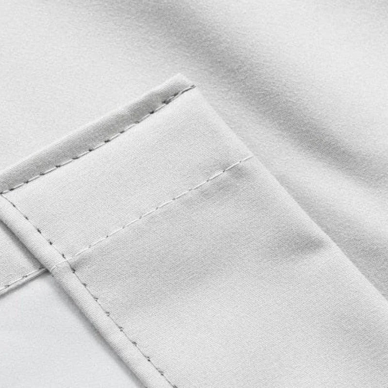 Gros plan sur une finition soignée d'une couture blanche, mettant en avant la qualité et le design précis de l'article. Parfait pour ceux recherchant des coutures impeccables et élégantes.