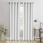 Rideau blanc élégant suspendu devant une fenêtre lumineuse, parfait pour embellir un salon moderne. S'accorde parfaitement avec une décoration épurée et contemporaine. Accessoire idéal pour contrôler la luminosité et préserver l'intimité dans n'importe quel espace de vie.