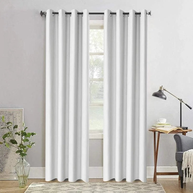 Rideau blanc élégant suspendu devant une fenêtre lumineuse, parfait pour embellir un salon moderne. S'accorde parfaitement avec une décoration épurée et contemporaine. Accessoire idéal pour contrôler la luminosité et préserver l'intimité dans n'importe quel espace de vie.