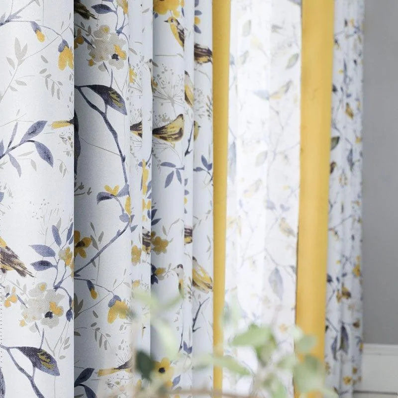 Rideaux élégants avec motifs floraux et oiseaux, parés de touches de jaune et de bleu, parfaits pour apporter une touche de fraîcheur et de style naturel à vos intérieurs. Ces rideaux décoratifs embellissent toute pièce avec leur design raffiné et leurs couleurs harmonieuses.