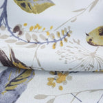 Tissu à motifs floraux vintage dans des tons jaunes, gris et taupe, idéal pour la décoration intérieure. Design élégant et raffiné qui apporte une touche de nature et de fraîcheur à votre espace de vie. Convient parfaitement pour la réalisation de rideaux, coussins ou linge de maison. Transformez votre intérieur avec ce motif inspiré de la nature, mêlant délicatesse et modernité.