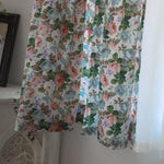 Rideau décoratif floral avec motifs roses et feuillage vert, idéal pour ajouter une touche romantique à votre intérieur. Parfait pour un salon ou une chambre, ce rideau apporte lumière et douceur à votre espace de vie. Design élégant et intemporel.