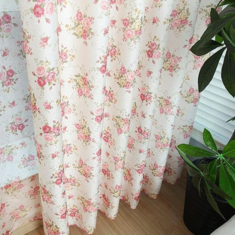 Rideau à motifs floraux roses, idéal pour une décoration de chambre romantique et élégante. Ce rideau apportera une touche de charme et de douceur à votre intérieur grâce à ses motifs délicats et ses tons pastel. Parfait pour créer une ambiance chaleureuse et accueillante, il s'intègre harmonieusement dans un salon ou une chambre à coucher.