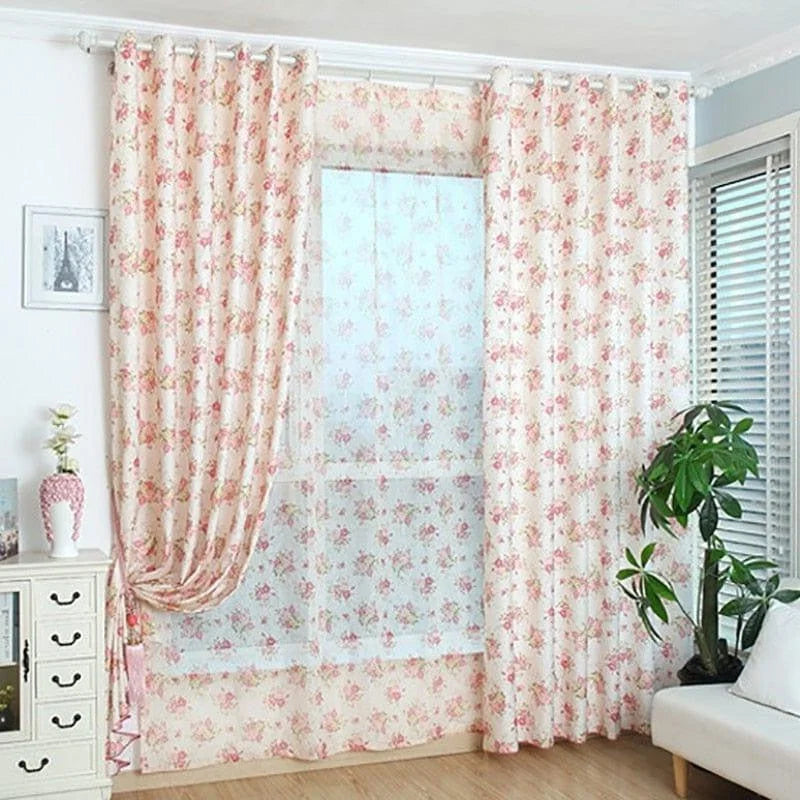 Rideaux élégants à motifs floraux roses pour salon, ajoutant une touche de charme et de fraîcheur à votre décoration intérieure. Parfaits pour filtrer la lumière tout en créant une ambiance chaleureuse et accueillante. Idéal pour un style classique ou moderne.