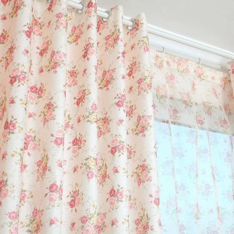 Rideaux à motifs floraux roses pour une décoration intérieure élégante et romantique. Ces rideaux apportent une touche de charme et de douceur à toute pièce, idéaux pour le salon ou la chambre. Parfaits pour créer une ambiance chaleureuse et accueillante.
