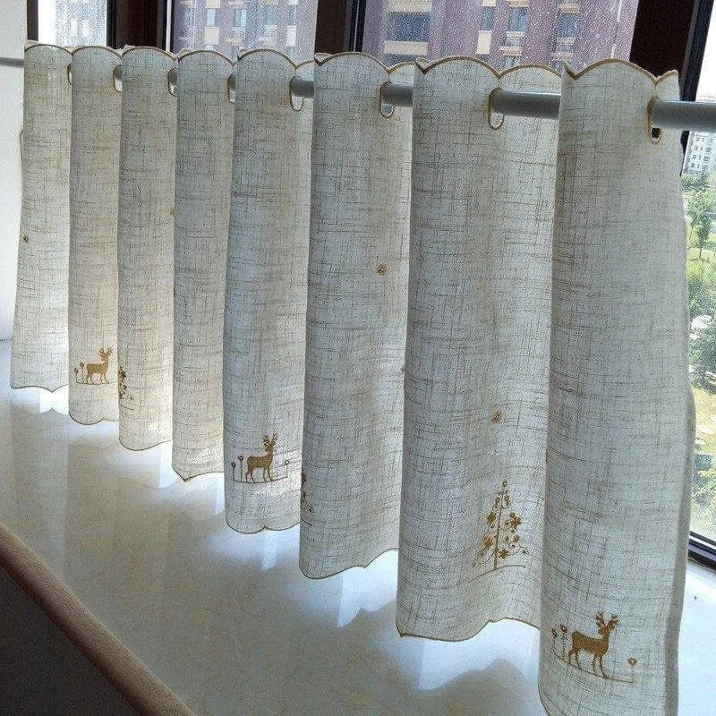 Rideau de fenêtre au design élégant avec motifs de cerfs et fleurs, parfait pour ajouter une touche décorative et naturelle à votre intérieur. Idéal pour la cuisine ou le salon, il permet de filtrer délicatement la lumière tout en préservant l'intimité. Disponible en plusieurs tailles pour s'adapter à vos besoins.