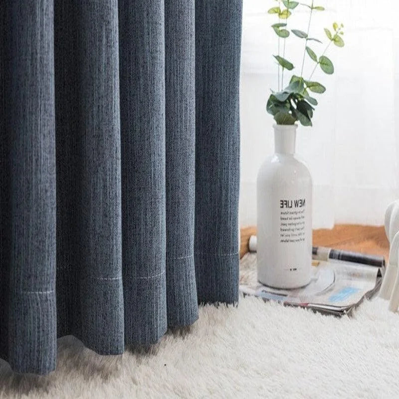 Rideau sombre élégant pour salon moderne, complément idéal pour une décoration intérieure raffinée. Offre une ambiance cosy et intimiste. Accessoire indispensable pour une maison contemporaine. Profitez d'une harmonie parfaite avec des éléments décoratifs comme un vase minimaliste et un tapis moelleux.