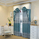 Rideaux élégants bleu turquoise avec ornements pour salon, combinés avec un lambrequin décoratif. Ces rideaux apportent une touche de raffinement et de luxe à votre intérieur. Parfaits pour créer une ambiance chaleureuse et accueillante dans un cadre classique, leur design travaillé et leurs détails soignés s'harmonisent avec une décoration intérieure sophistiquée. Accessoire idéal pour embellir vos fenêtres de manière raffinée.