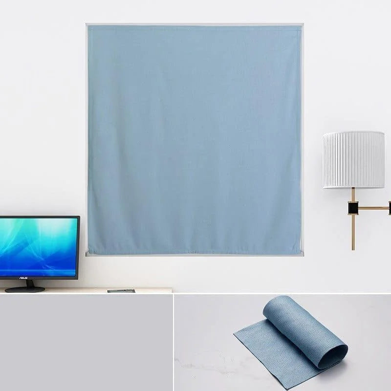 Store occultant bleu pour fenêtre, idéal pour bloquer la lumière et assurer l'intimité. Parfait pour les chambres ou bureaux, facile à installer et à entretenir. Accessoire pratique pour améliorer le confort de votre espace intérieur.