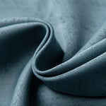 Image d'un tissu bleu élégant avec un drapé fluide, montrant des détails de texture sophistiquée, idéal pour la décoration intérieure et la confection de vêtements raffinés. Le design intemporel et la finition soignée ajoutent une touche de luxe aux projets créatifs.