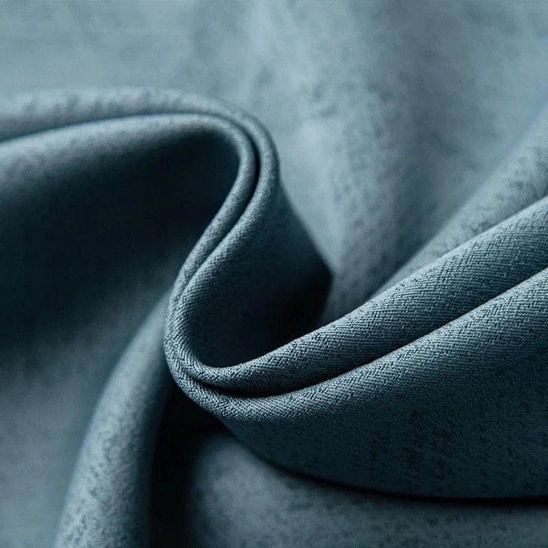 Image d'un tissu bleu élégant avec un drapé fluide, montrant des détails de texture sophistiquée, idéal pour la décoration intérieure et la confection de vêtements raffinés. Le design intemporel et la finition soignée ajoutent une touche de luxe aux projets créatifs.