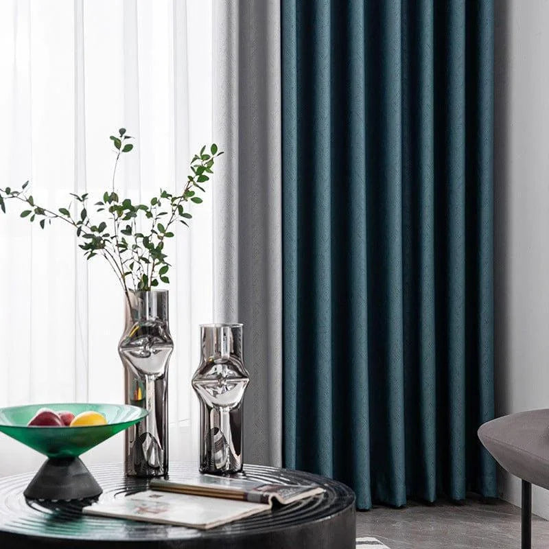Rideaux élégants de couleur sombre pour salon moderne, ajoutant une touche sophistiquée à la décoration intérieure. Le contraste entre les rideaux et la lumière naturelle crée une atmosphère chaleureuse et accueillante. Accessoires décoratifs minimalistes, tels que vases métalliques et plateau de fruits, complètent l'ensemble pour une esthétique contemporaine et raffinée.