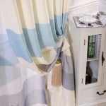 Rideau élégant à motifs rayés bleu et beige idéal pour salon moderne. Design contemporain avec embrasse à pompon ajoutant une touche de sophistication. Parfait pour embellir vos fenêtres tout en filtrant la lumière. Ambiance chaleureuse et déco chic garantie.