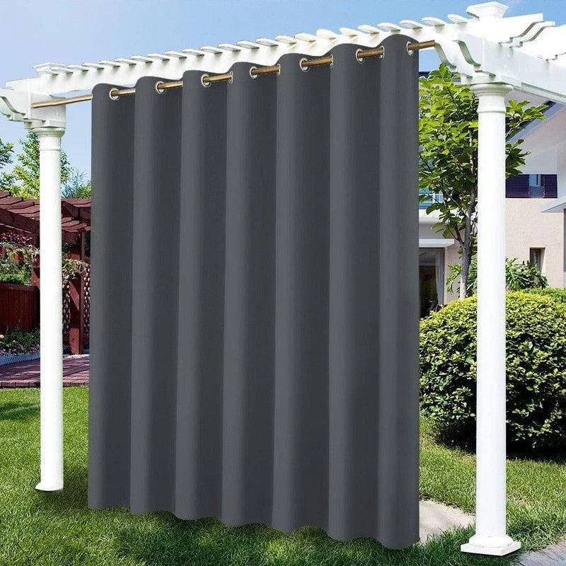 Rideau d'extérieur gris pour pergola, offrant intimité et protection solaire dans un jardin moderne. Design élégant avec œillets dorés pour une installation facile, idéal pour embellir tout espace extérieur et créer un coin détente ombragé.