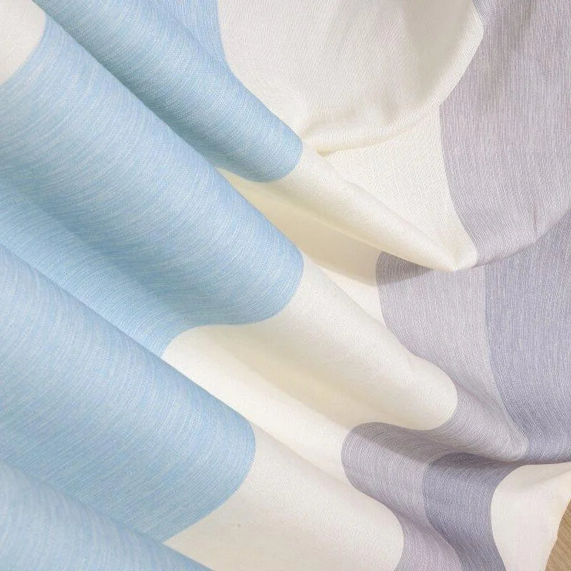 Rideau décoratif moderne avec rayures bleues et blanches, parfait pour ajouter une touche élégante et lumineuse à votre intérieur. Idéal pour salon, chambre ou bureau, ce rideau offre une ambiance apaisante et tendance. Accessoire indispensable pour un aménagement harmonieux.
