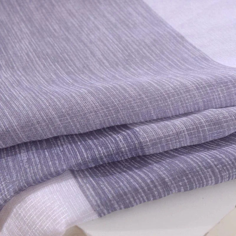 Image présentant des textiles gris et blancs superposés, parfaits pour réaliser des rideaux modernes ou des voilages élégants. Design élégant avec motif linéaire pour une décoration intérieure raffinée. Idéal pour personnaliser un salon ou une chambre à coucher avec une touche contemporaine.