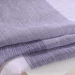 Image présentant des textiles gris et blancs superposés, parfaits pour réaliser des rideaux modernes ou des voilages élégants. Design élégant avec motif linéaire pour une décoration intérieure raffinée. Idéal pour personnaliser un salon ou une chambre à coucher avec une touche contemporaine.