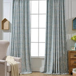 Rideaux élégants bleu pastel avec motif floral subtil, idéaux pour ajouter une touche de sophistication à votre salon. Ces rideaux opaques offrent une excellente capacité à filtrer la lumière tout en complétant une décoration intérieure classique. Parfaits pour créer une atmosphère apaisante et chaleureuse.