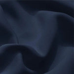 Texture fluide de tissu bleu foncé, idéale pour les vêtements élégants et confortables. Sa couleur offre une esthétique raffinée, parfaite pour des créations sophistiquées.