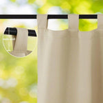 Rideau beige discret avec œillets, suspendu à une tringle noire, parfait pour habiller vos fenêtres et ajouter une touche de sophistication à votre intérieur. Il offre une dimension idéale pour préserver votre intimité tout en laissant passer la lumière naturelle. Accessoire de décoration essentiel pour un salon ou une chambre moderne.