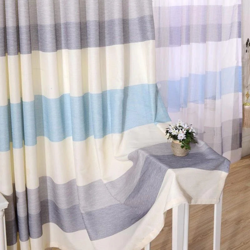Rideaux à rayures modernes dans des tons de bleu, gris et blanc, idéaux pour apporter une touche élégante et contemporaine à votre intérieur. Parfaits pour le salon ou la chambre, ces rideaux vous aideront à créer une ambiance apaisante et raffinée.