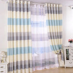 Rideaux élégants à rayures bleues, grises et blanches pour salon, apportant une atmosphère sereine et moderne. Ils décorent magnifiquement une fenêtre large, ajoutant une touche sophistiquée à votre intérieur tout en permettant de moduler la lumière ambiante. Parfaits pour un style contemporain et intemporel.