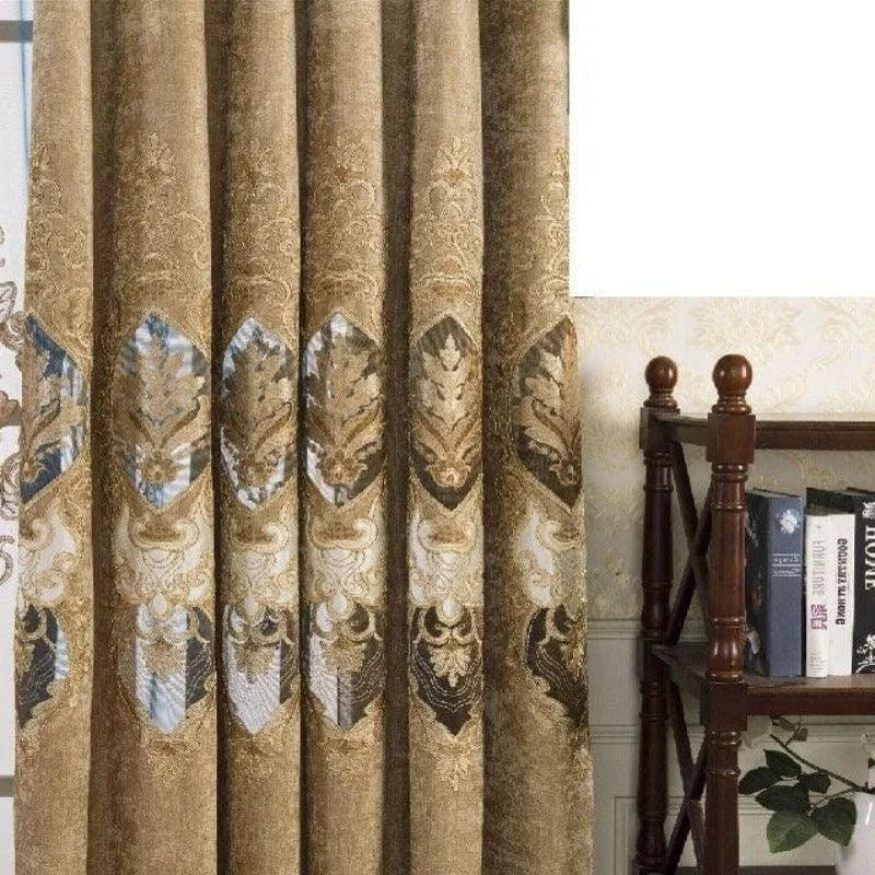 Rideaux élégants à motifs floraux dans des tons dorés pour salon raffiné, décoration intérieure chic, ambiance chaleureuse. Profitez d'une touche de sophistication et d'intimité avec ces rideaux design. Idéal pour améliorer l'esthétique de votre maison.