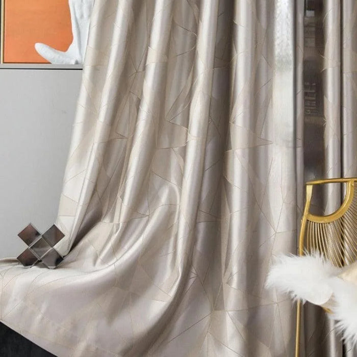 Rideau élégant avec motif géométrique beige, idéal pour une décoration moderne de salon ou chambre. Ce tissu luxueux rehausse l'intimité tout en apportant une touche de sophistication à votre intérieur. Parfait pour créer une ambiance chaleureuse et accueillante.