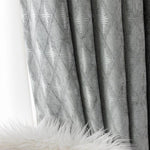 Rideau gris avec motifs géométriques, idéal pour un salon moderne. Ce rideau ajoute une touche élégante à votre décoration intérieure tout en offrant une atmosphère chaleureuse et accueillante. Parfait pour créer une ambiance douce et raffinée dans votre espace de vie.